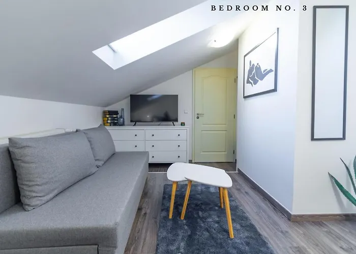 The Bookhouse, 5-bedroom By Castle