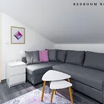 The Bookhouse, 5-bedroom By Castle アパートホテル プラハ