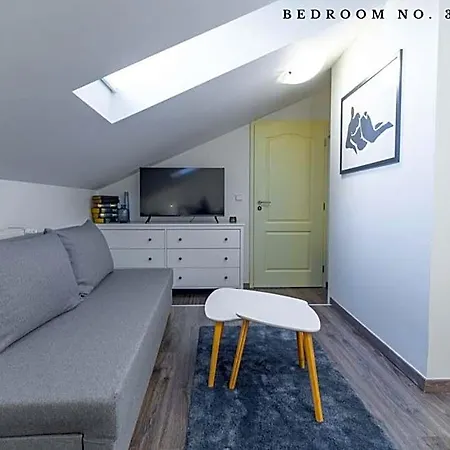 The Bookhouse, 5-bedroom By Castle מלון דירות