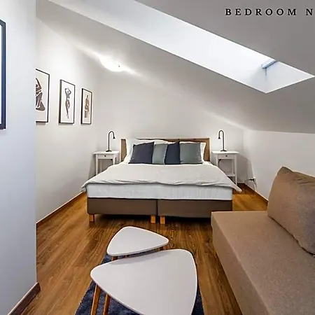 The Bookhouse, 5-bedroom By Castle מלון דירות 4*